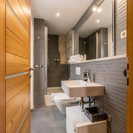 Marta - Stone House In The Center -