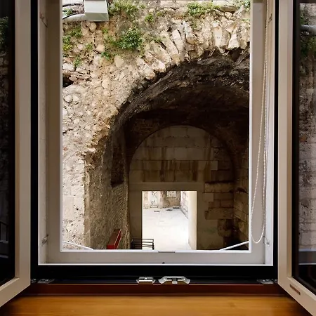 Marta - Stone House In The Center - 4*