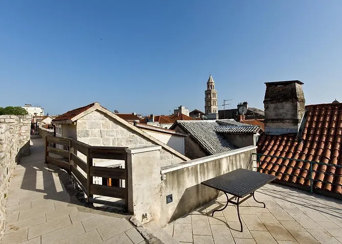 Marta - Stone House In The Center - Gostinjska kuća 4*