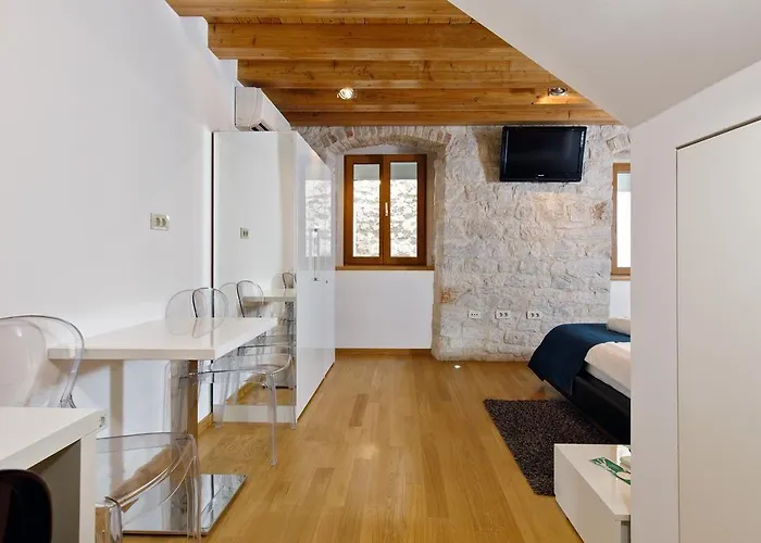Marta - Stone House In The Center -