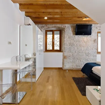 Marta - Stone House In The Center -