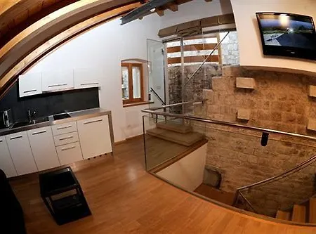 Marta - Stone House In The Center -