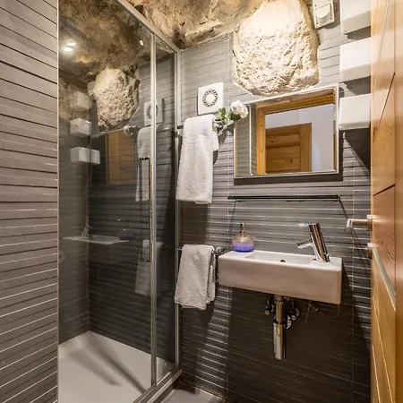 Marta - Stone House In The Center - ゲストハウス