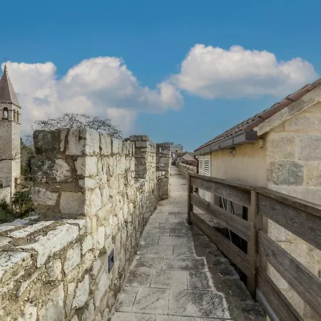Konukevi Marta - Stone House In The Center -