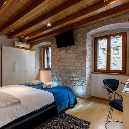 Marta - Stone House In The Center - 4*