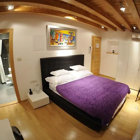 Marta - Stone House In The Center - ゲストハウス