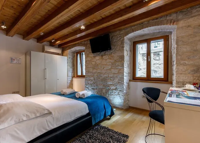 Marta - Stone House In The Center - 4*