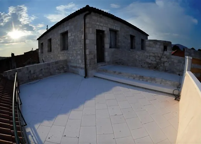 Marta - Stone House In The Center - 4*