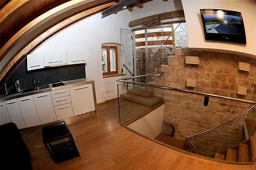 Marta - Stone House In The Center -